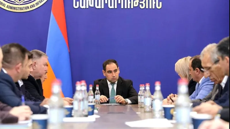Der Minister für territoriale Verwaltung und Infrastruktur der Republik Armenien und die Beamten des „Straßenamtes“ haben eine Reihe von Themen diskutiert.